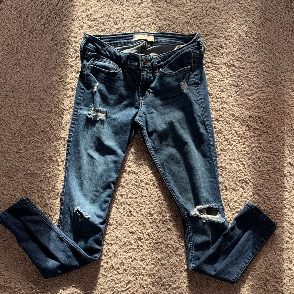 Hollister size 3short ripped skinny jeans. W26 L29